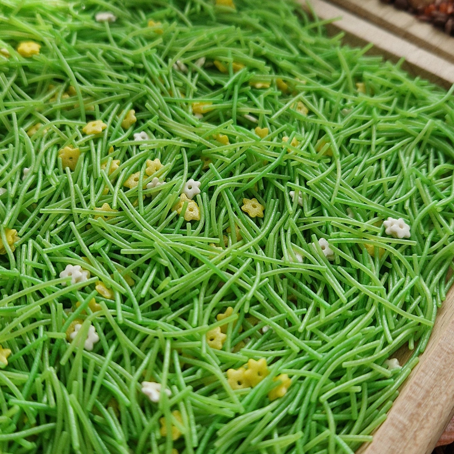 Spring Grass & Mini Flowers Base / the perfect lawn